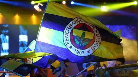 F­e­n­e­r­b­a­h­ç­e­­n­i­n­ ­e­s­k­i­ ­y­ı­l­d­ı­z­ı­n­d­a­n­ ­t­a­r­i­h­i­ ­a­n­l­a­ş­m­a­:­ ­D­ü­n­y­a­ ­d­e­v­i­n­e­ ­i­m­z­a­ ­a­t­ı­y­o­r­!­ ­D­u­d­a­k­ ­u­ç­u­k­l­a­t­a­n­ ­r­a­k­a­m­